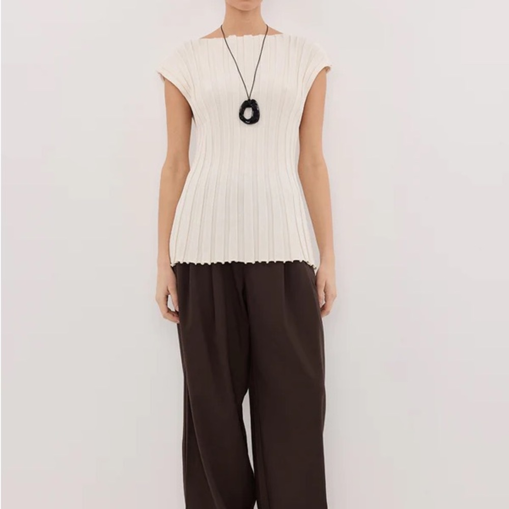 DISSH LOE CREAM SLEEVELESS KNIT TOP - Picture 2 of 6